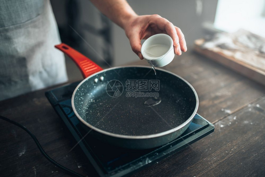 非洲家庭在里准备蔬菜沙拉健康的素食生活方式图片