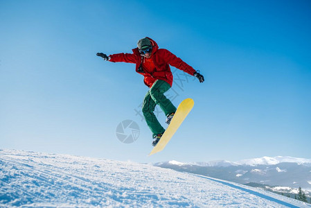 一个男人在雪地里滑雪图片