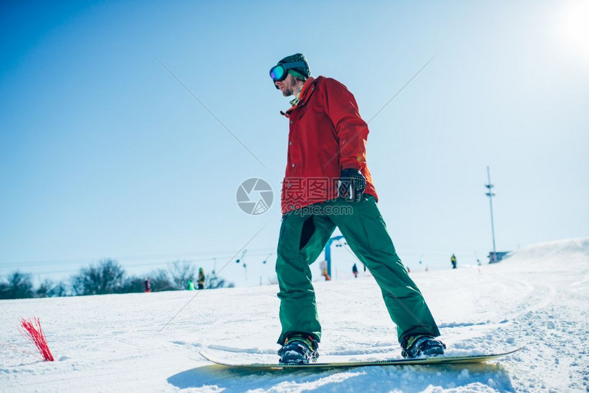 滑雪者带护目镜在滑雪图片