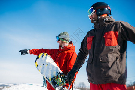 山顶的雪车和滑雪运动员图片