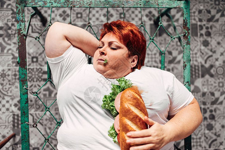 肥胖症超重的女人吃东西图片