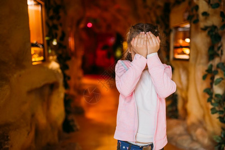 小女孩闭眼棕榈树宠物店的天文馆图片