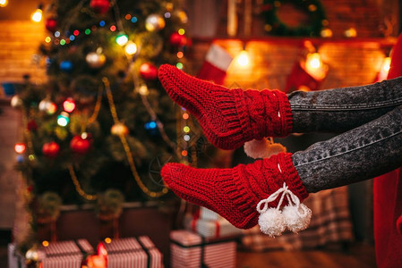 圣诞节穿着红袜子的女生脚图片