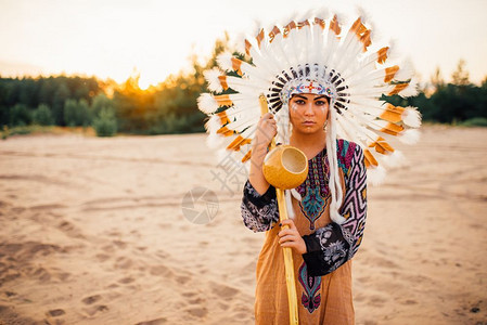 印第安女人头顶野鸟羽毛发饰图片