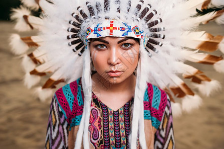 印第安女人头顶野鸟羽毛发饰图片