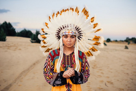 印第安女人头顶野鸟羽毛发饰图片