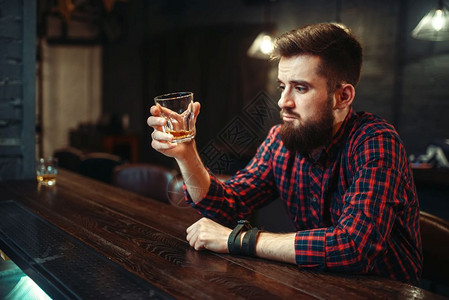 男子忧伤的在酒吧喝酒图片