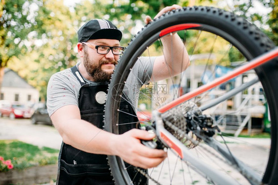 男人在维修单车轮胎图片