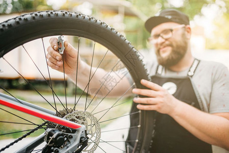 男人在维修单车轮胎图片