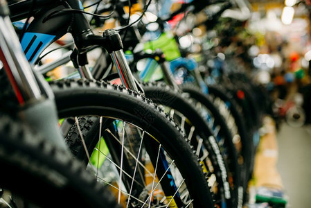 自行车商店的自行车图片