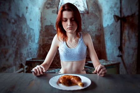 脂肪或卡路里燃烧的概念体重减厌食症女人与物吃欲缺乏图片