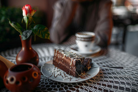 桌上美味巧克力蛋糕特写镜头图片
