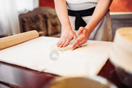 男厨师的手和木桌面粉自制木板烹饪男厨师的手和面粉木板烹饪图片