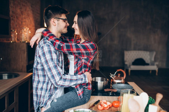 情侣在做晚餐前拥抱图片