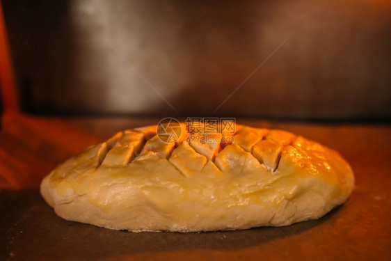 供自制面包烹饪用的电动微型烤箱打开门闭近视供食品制作用的厨房设备面包机图片