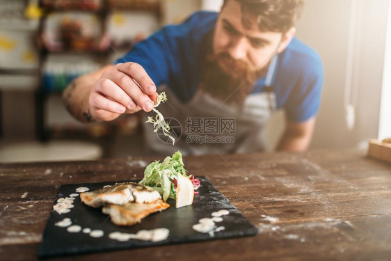 非洲男子在家准备水果早餐健康的素食生活方式图片