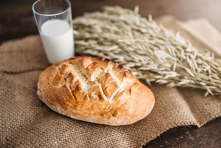 面包小麦和牛奶杯图片