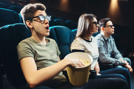 年轻朋友一起看电影表演时间娱乐业技术图片