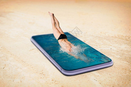游泳者潜入池是由大型电话屏幕制作的总是接触或在线的概念社会者图片