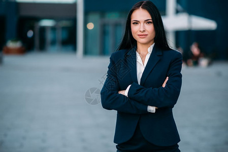 成功的女商人和现代建筑金融中心的城市景色图片