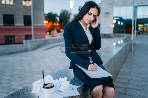 在健身房的闭门观看下没有人在地板上做巴铃举重运动概念体图片