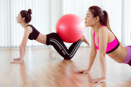在健身组或瑜伽课中妇女以健身球锻炼康生活方式概念图片