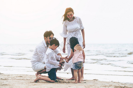 幸福家庭暑假在热带沙滩上度假图片
