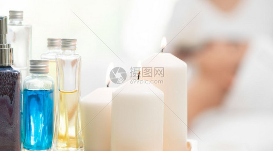 芳香按摩油润滑剂蜡烛和香草提取液图片