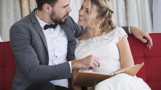 新娘深情注视着新郎图片素材