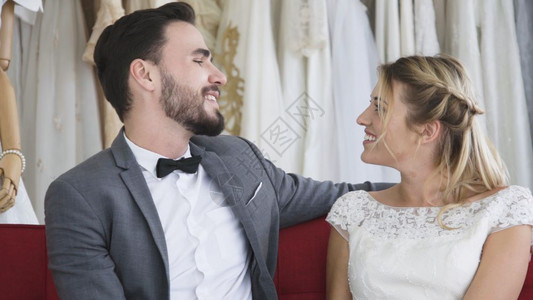 新郎新娘深情注视图片素材