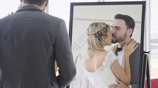 新郎在镜子前亲吻新娘图片