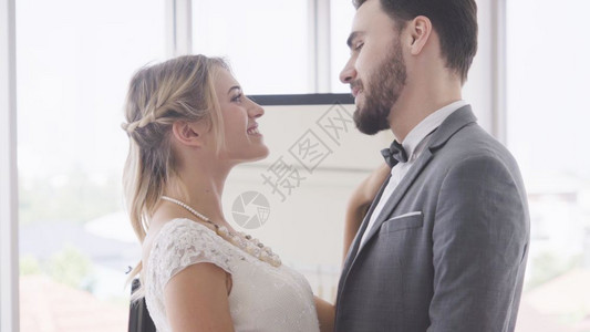 唯美浪漫新娘造型新郎新娘深情注视背景