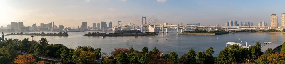 日本东京天线有塔和彩虹桥图片