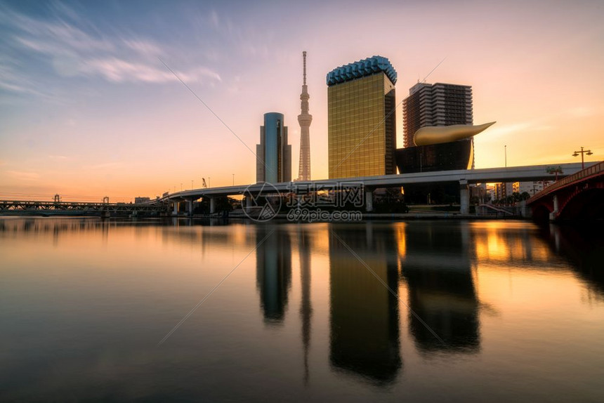 日出时在落东京的苏米达河日本的东京天空线和城市景色图片