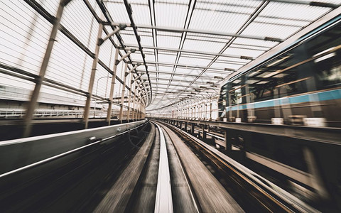 火车在城市铁路隧道前行时有中度运动模糊和西普亚彩色过滤器交通概念和运动模糊背景抽象图片