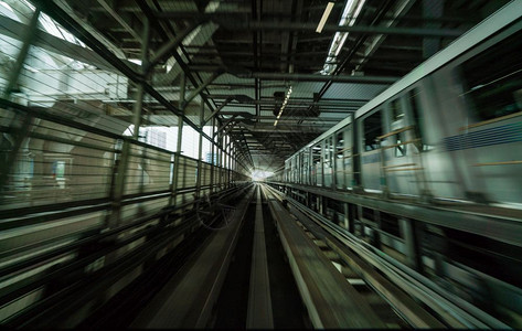 火车在城市铁路隧道前行时带有中度运动模糊和老式过滤器交通概念和运动模糊背景抽象图片