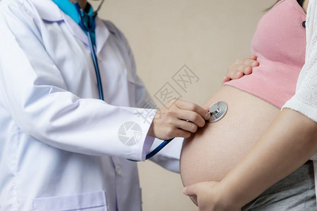 医生给孕妇看诊图片