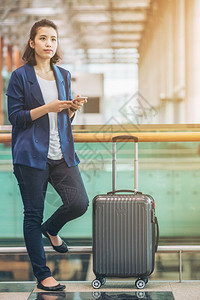 单身青年妇女在机场等候登机去旅行图片