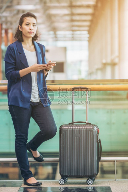 单身青年妇女在机场等候登机去旅行图片