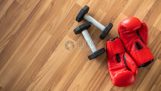红拳手套在木本背景上运动和健康的生活方式概念红拳手套在木本背景上图片
