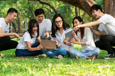 一群大学生放学愉快的在一起学习讨论图片