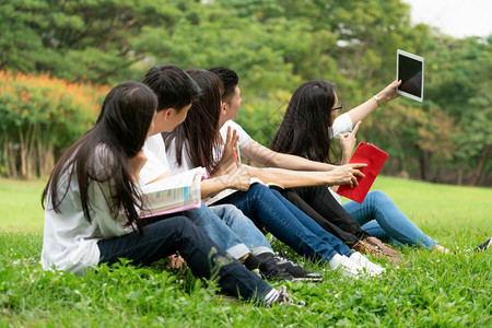 一群大学生放学愉快的在一起学习讨论图片素材
