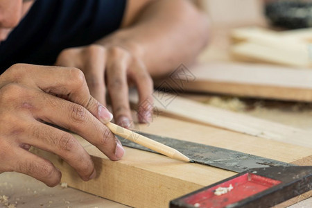 在制作建筑材料图片