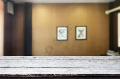 在背景模糊的客厅前的木板空桌图片