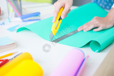 女手切纸制作剪贴布或其他节庆装饰diy配件安排图片