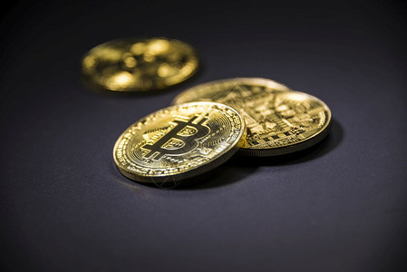 暗底背景的金比特币暗底背景的加密货币暗底背景的金比特币暗底背景的加密货币图片