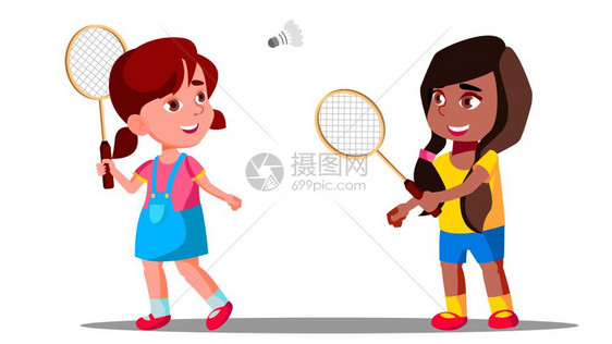 在操场上打羽毛球的儿童图片
