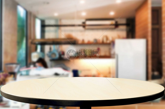 白色圆桌和变模糊的背景图片