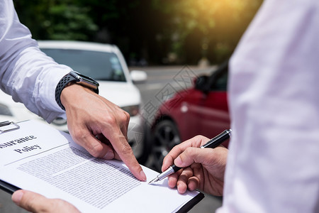 在审查事故后车辆商量签订协议背景图片