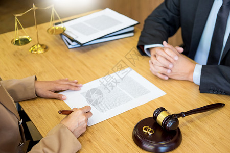 夫妻在婚姻金戒指结时遇到的问题法官裁决离婚签署文件或前协议向律师提供法咨询并安慰他的委托人图片